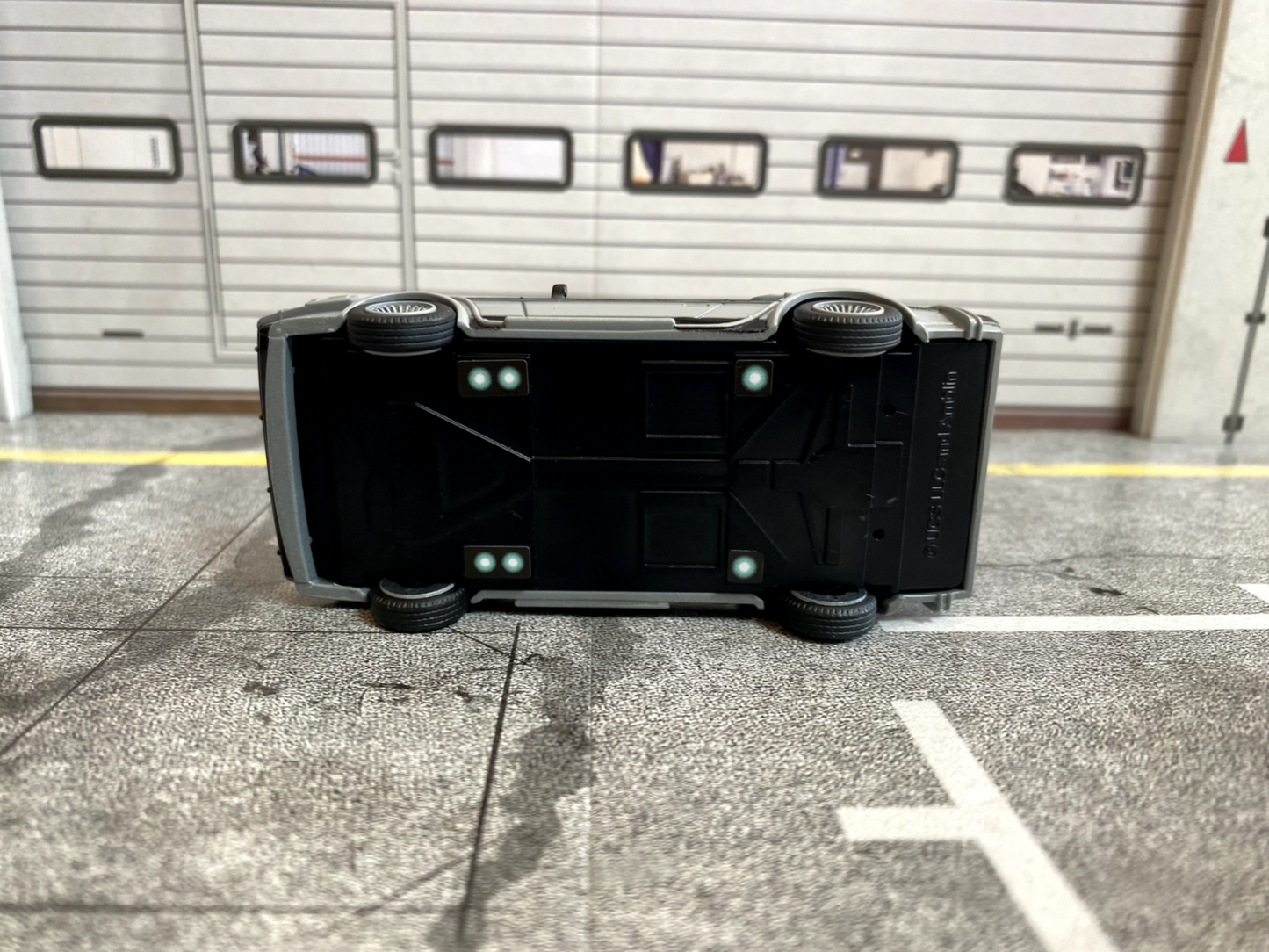 Floating DeLorean Back To The Future Zurück in die Zukunft SCHWEBEND neu 1:43