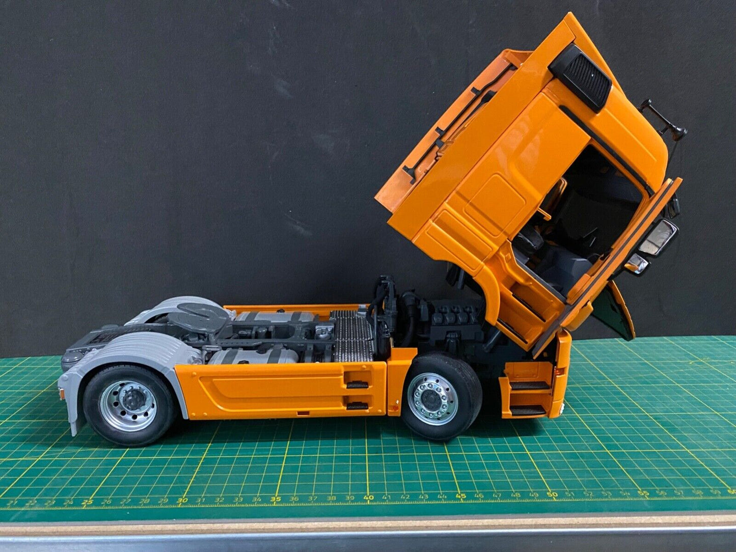 Mercedes Benz Actros Sondermodell IAA Pure Orange Limited 1 von 100 Eligor 1:18