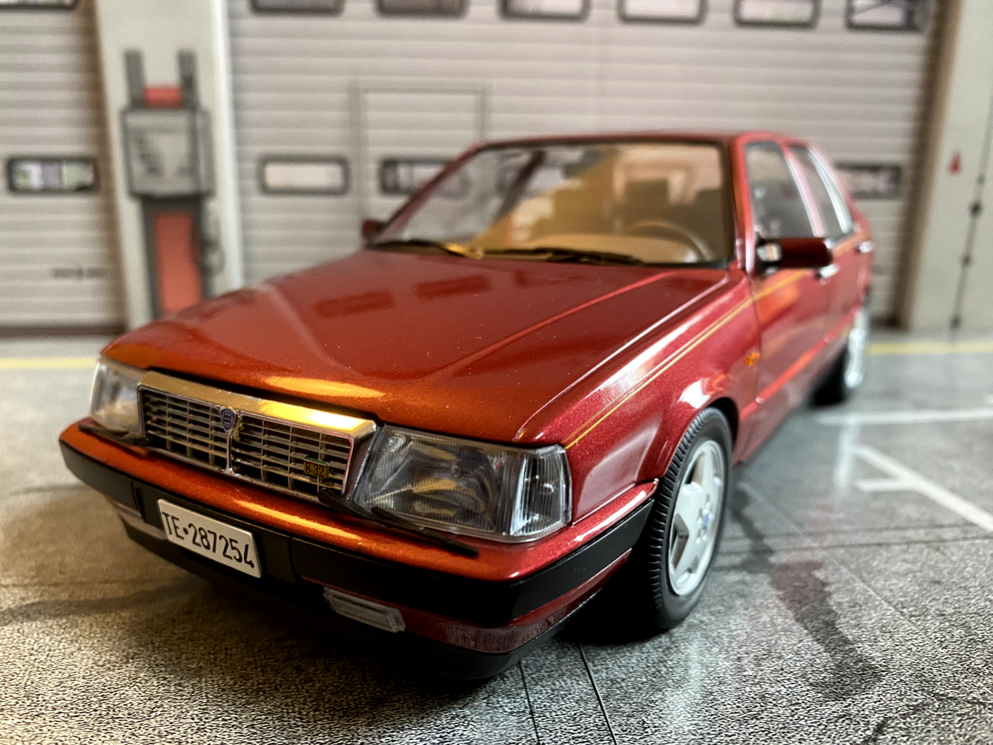 Lancia Thema 8.32 Ferrari geöffneter Heckspoiler/Open Rear Wing Winner Red 1:18