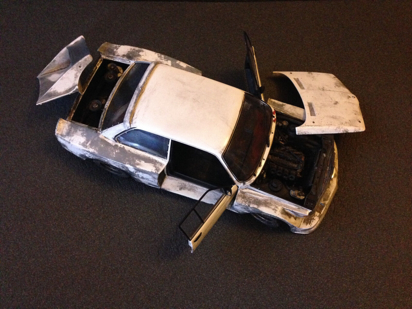 BMW 320i 1977 Gr. 5 E21 Diorama Scheunenfund Schrottplatz Tuning Umbau 1:18