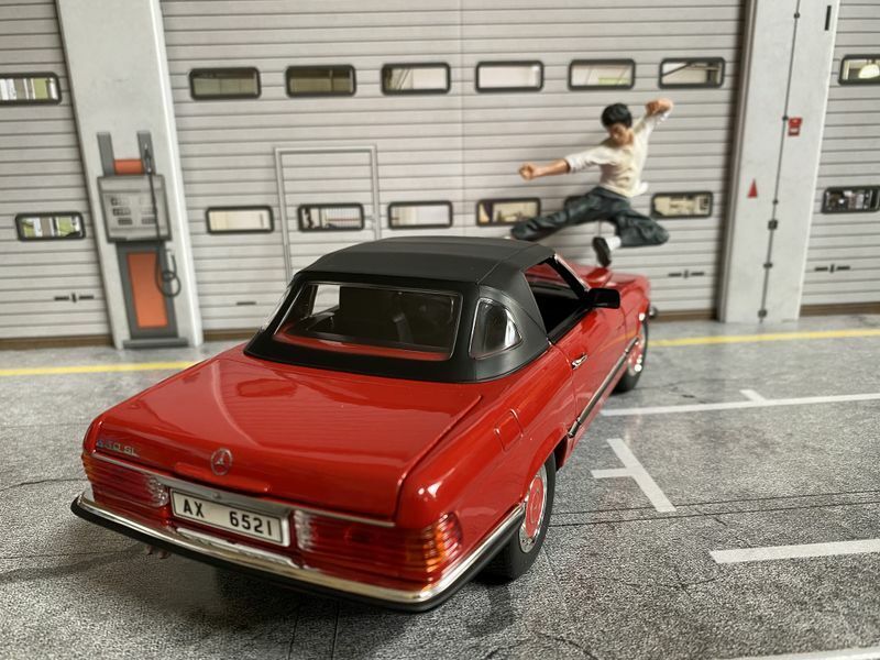 Mercedes Benz 350 SL R107 Personal Car from Bruce Lee Norev China Version 1:18