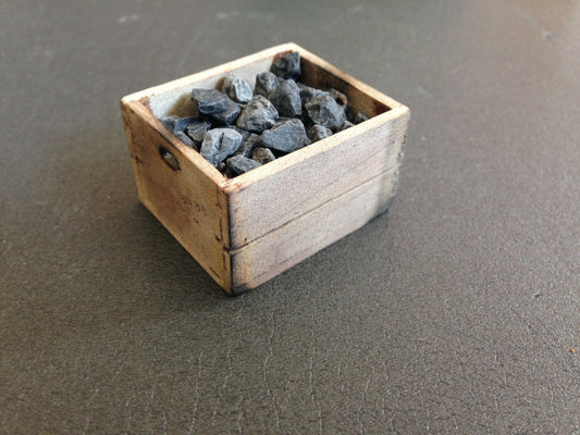 Kohlenkiste gealtertes Holz für Puppenhaus und als Ladegut für Lkw 1:12 Diorama