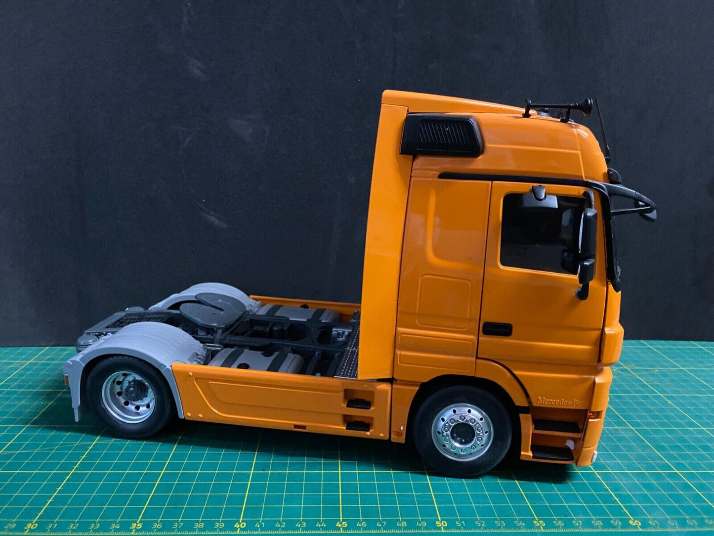 Mercedes Benz Actros Sondermodell IAA Pure Orange Limited 1 von 100 Eligor 1:18