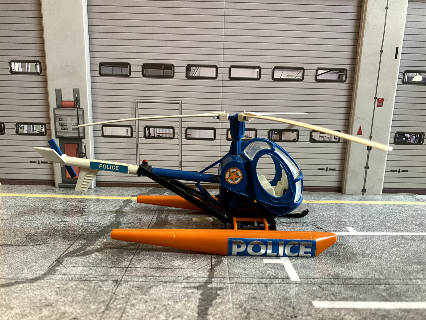 Polizei Hubschrauber Police Helicopter Hughes 300C Britains vintage 1:32