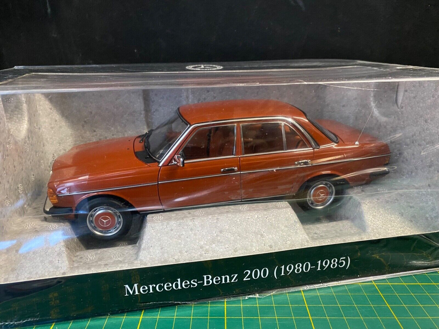Mercedes Benz 200 Englischrot W123 B66040653 Norev Neu in OVP 1:18