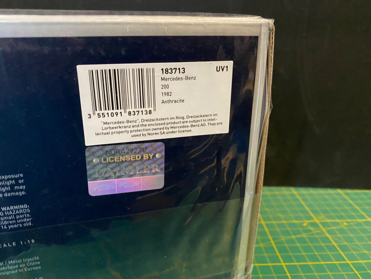 Mercedes Benz 200 Anthrazit 1982 W123 183713 Norev Neu in OVP 1:18