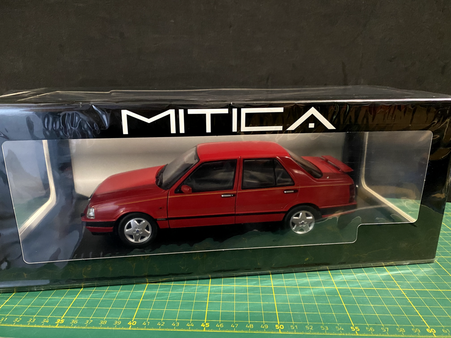 Lancia Thema 8.32 Ferrari geöffneter Heckspoiler/Open Rear Wing Rosso Corsa 1:18