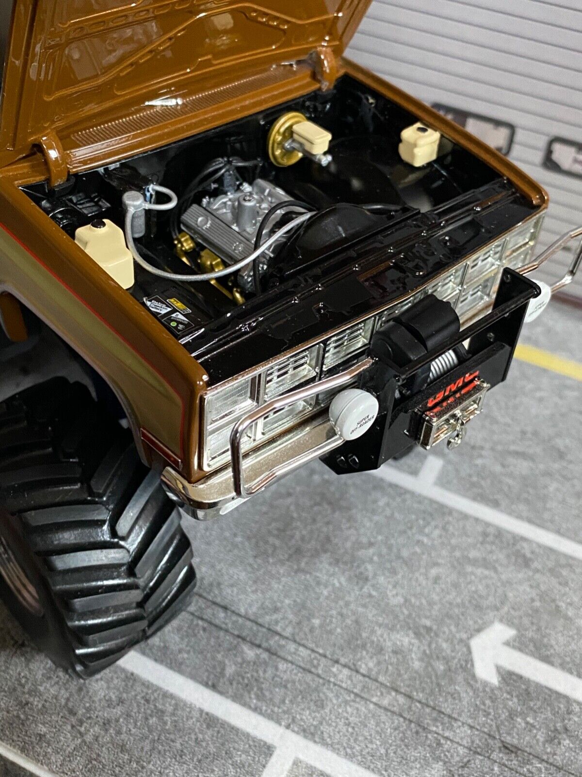 GMC FALL GUY Ein Colt für alle Fälle Monster Truck Umbau "1 of 1" + Figuren 1:18