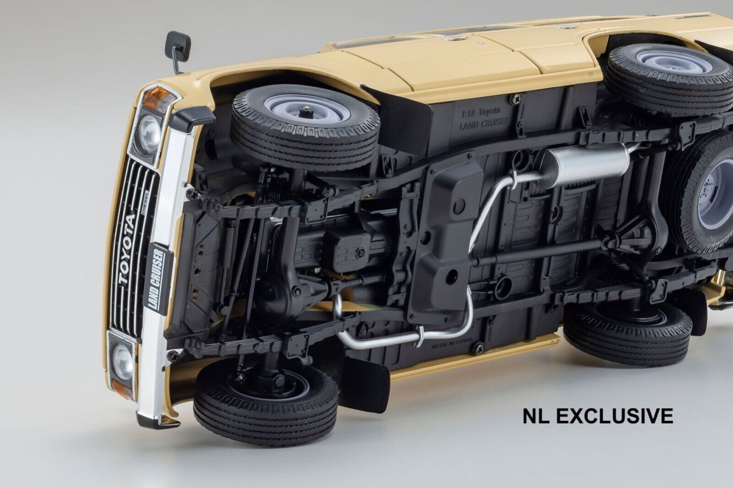 Toyota Land Cruiser 60 (J6) Traditional Beige Kyosho Neu in OVP new in box 1:18