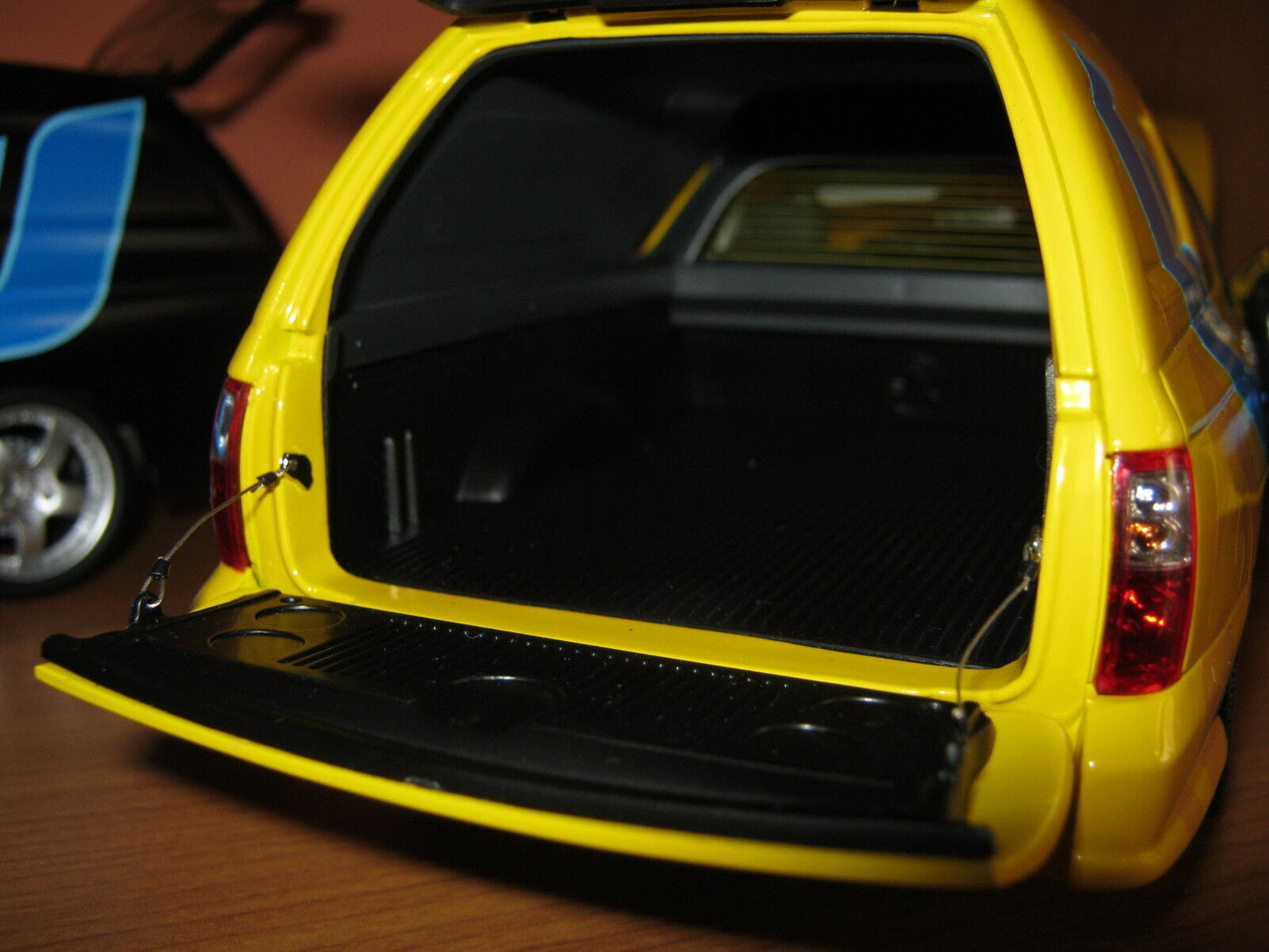 2x Holden Custom Sandman EXPO 2013 Panelvan Classic Carlectables OVP 1:18