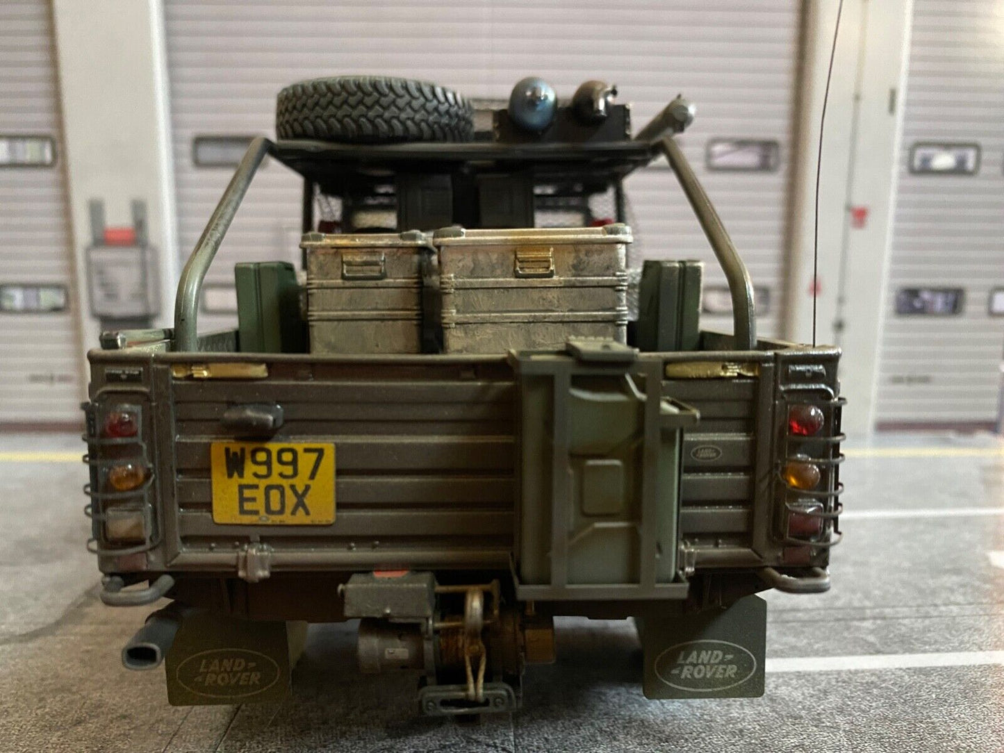 Land Rover Defender Tomb Raider weathered + Lara Croft Figur Angelina Jolie 1:18