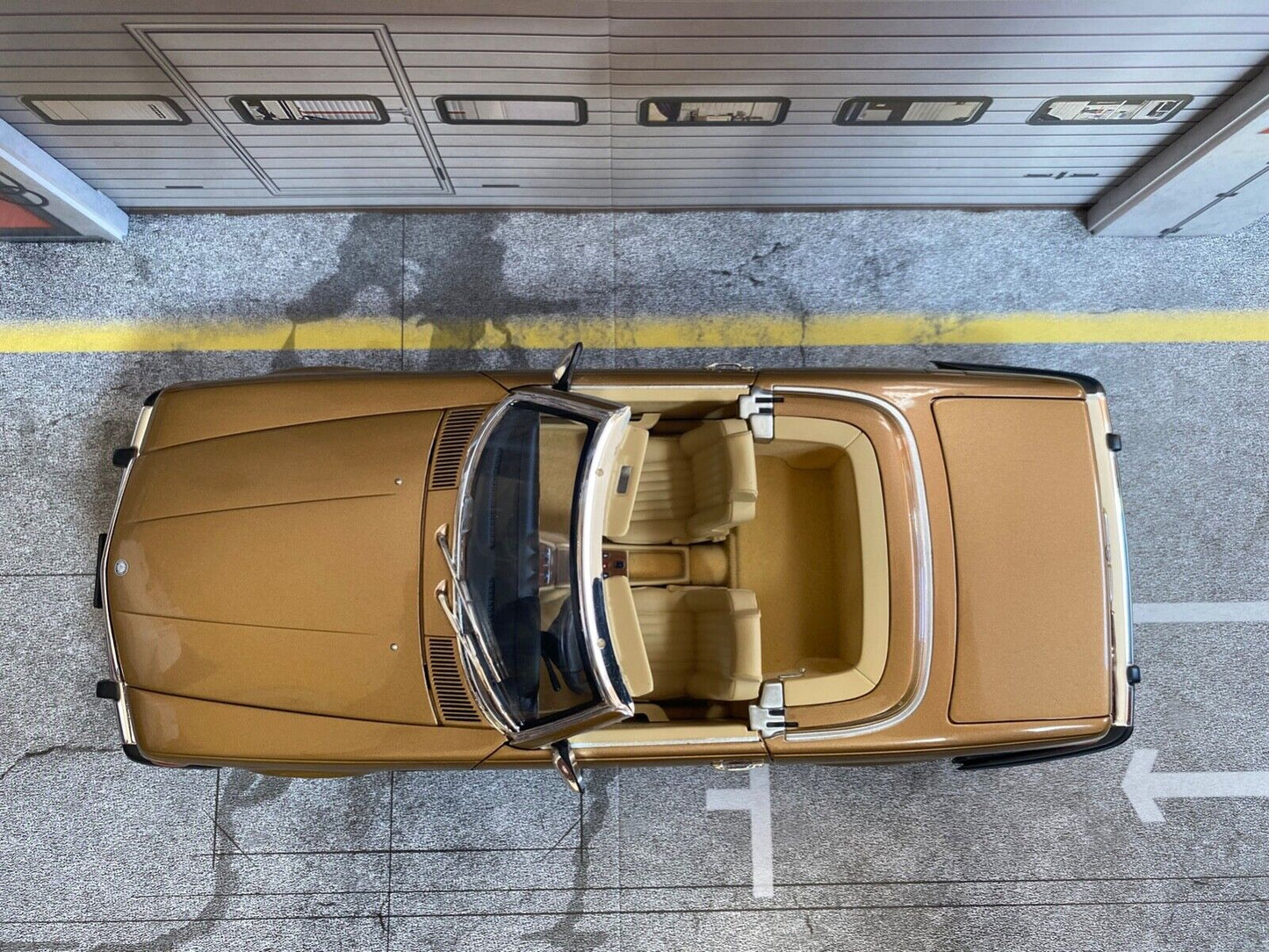 Mercedes Benz 300 SL Gold Metallic R107 Umbau auf US-Version Barock Felgen 1:18