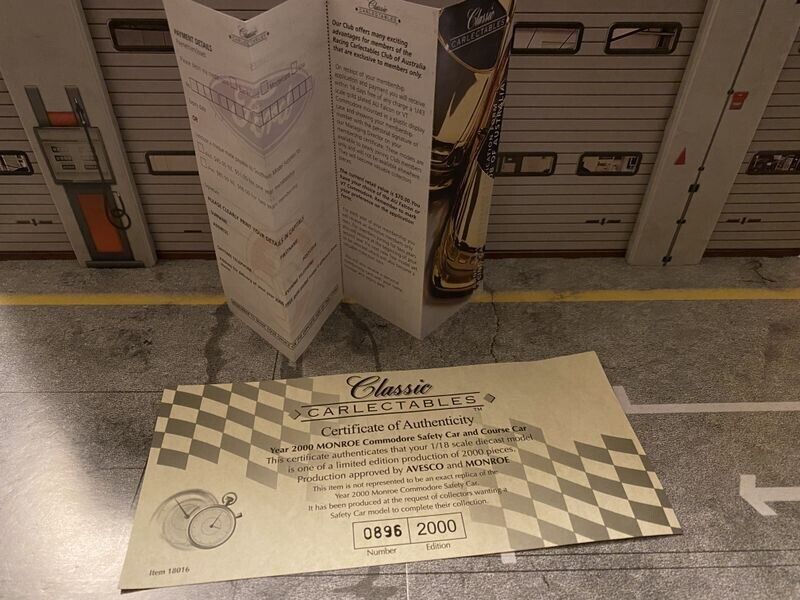 Monroe Safety Car Holden VT Commodore Classic Carlectables 18016 Die Cast 1:18