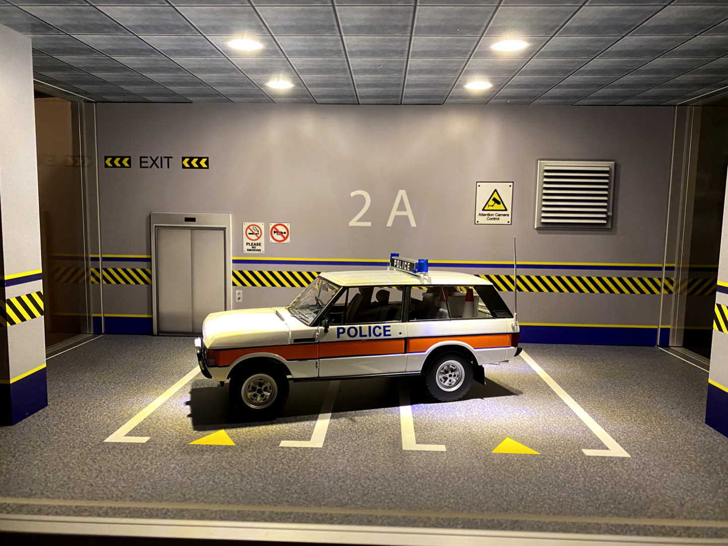 Range Rover Classic Police Car 1980 Almost Real ALM810115 + Figur Neu OVP 1:18