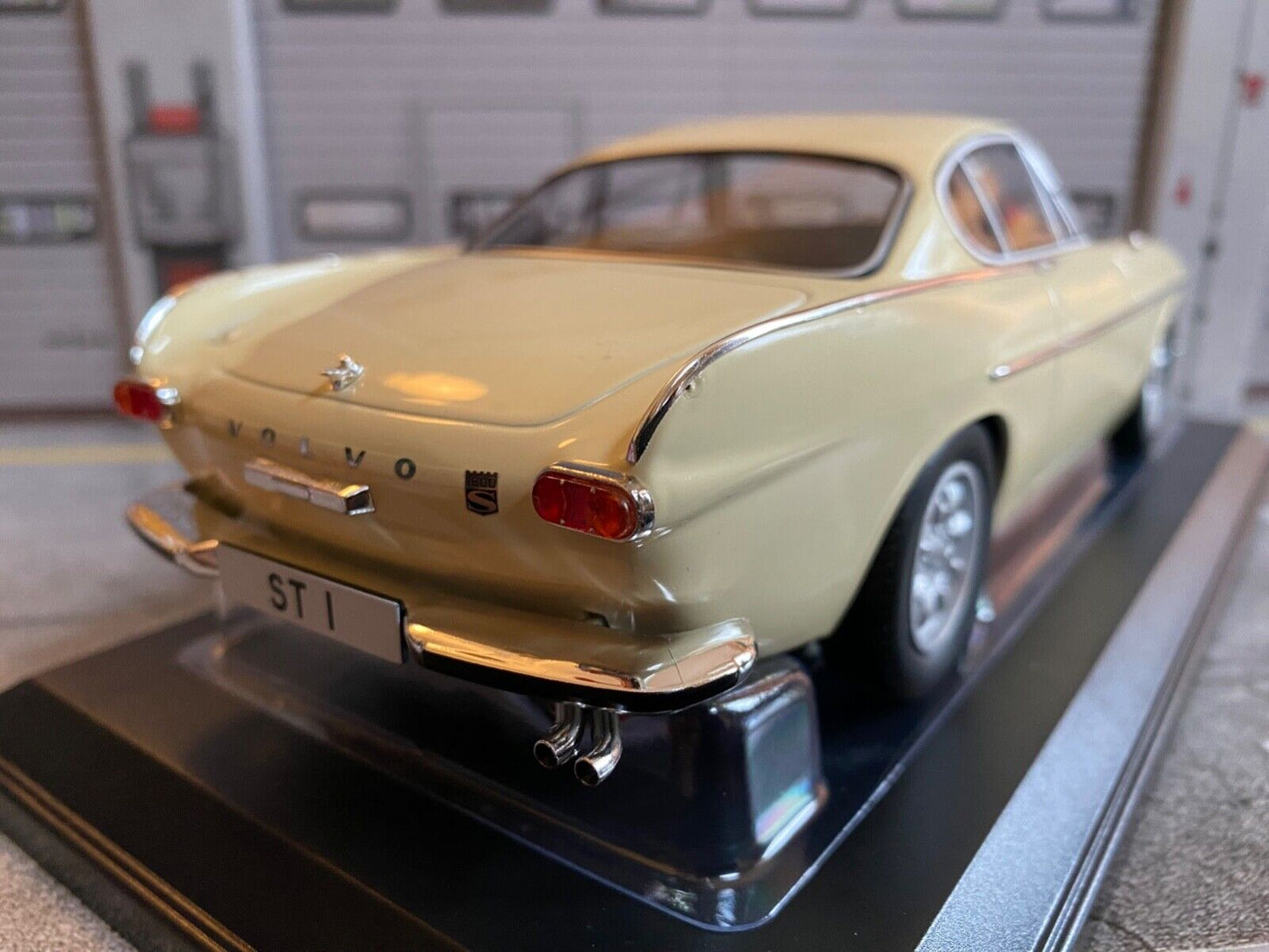 Volvo 1800 S 1967 RHD Simon Templar The Saint with hood decal new in box 1:18