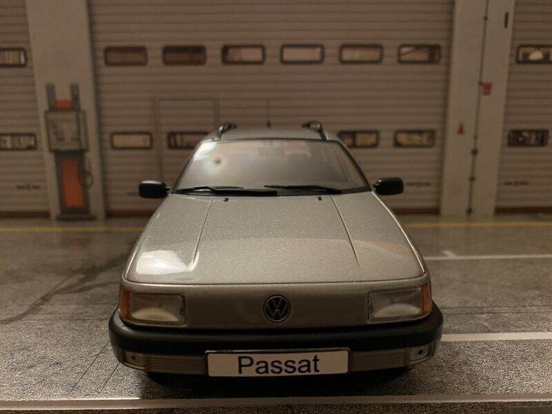 VW Passat B3 Kombi (Typ 315) 4-Türer "1 of 1" Räder drehbar Tuning Diorama 1:18