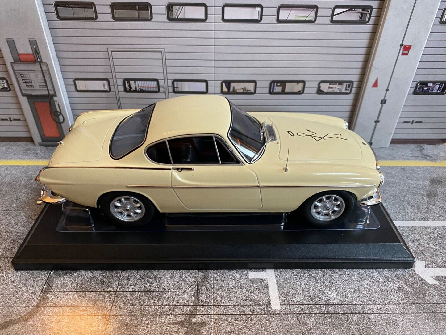 Volvo 1800 S 1967 RHD Simon Templar The Saint with hood decal new in box 1:18