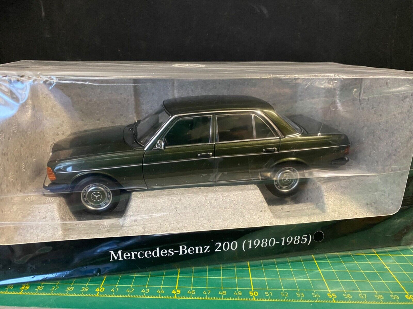 Mercedes Benz 200 Zypressengrün Metallic W123 B66040654 Norev Neu in OVP 1:18