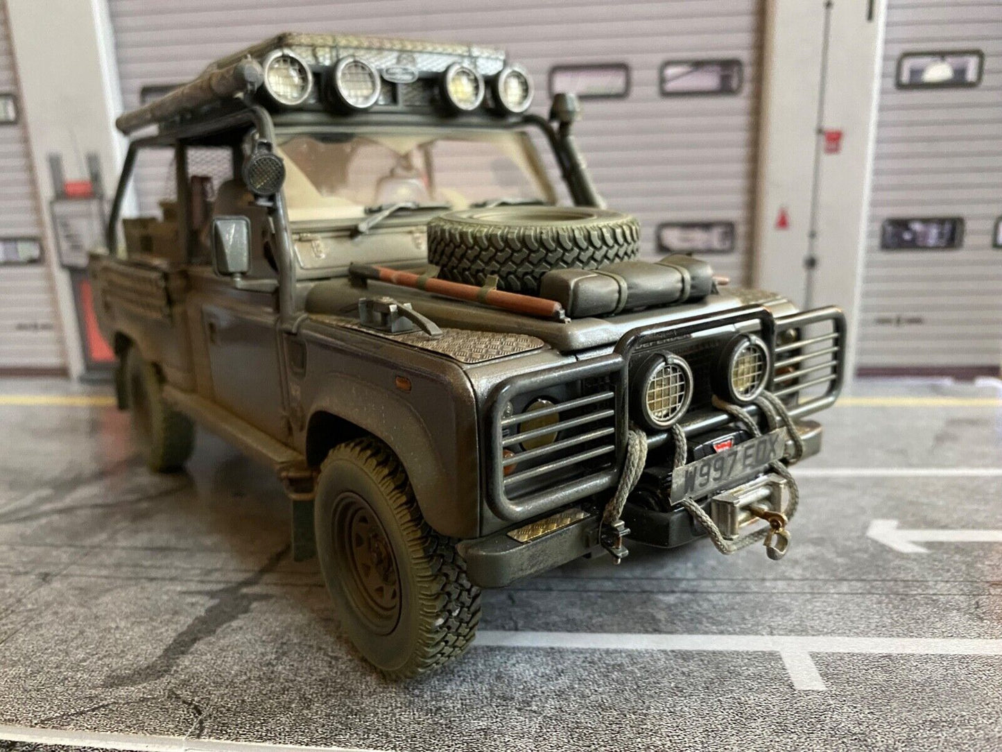 Land Rover Defender Tomb Raider weathered + Lara Croft Figur Angelina Jolie 1:18