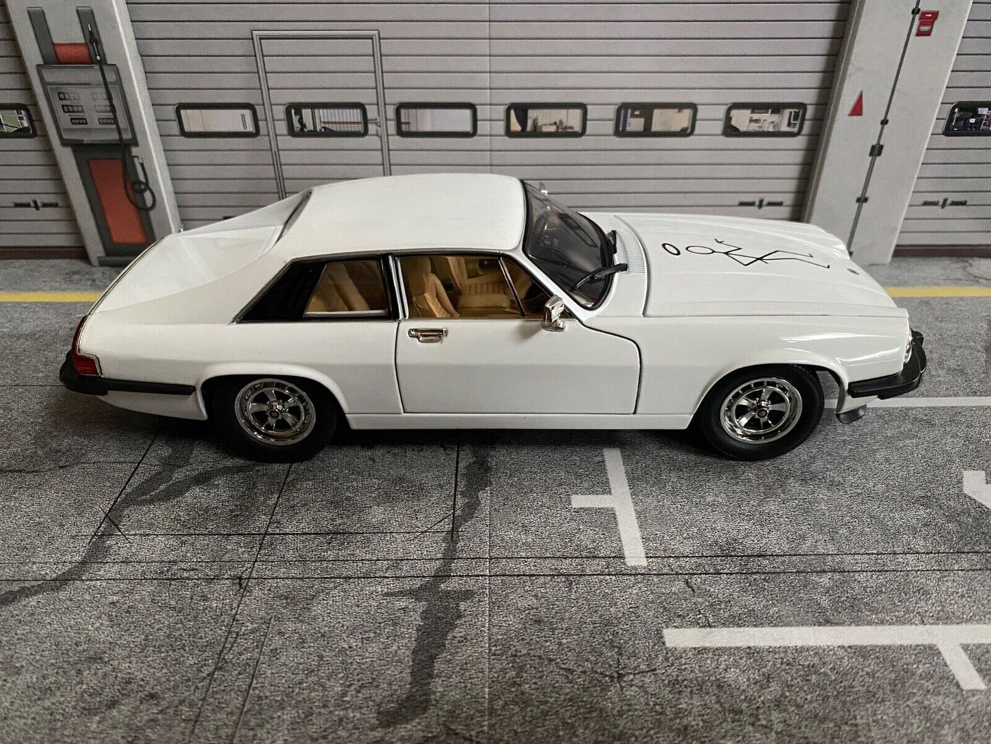 Jaguar XJ-S Simon Templar THE RETURN OF THE SAINT with Saint hood decal XJS 1:18