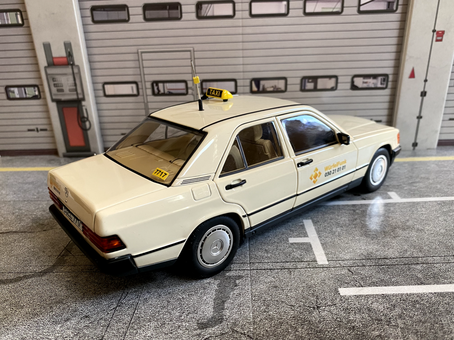 Mercedes Benz 190 E W 201 W201 Taxi Umbau Würfelfunk (alles zu öffnen) 1:18