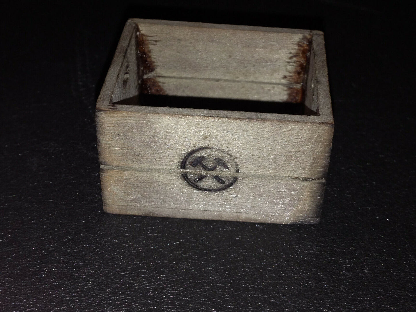 Kohlenkiste aus Holz gealtert mit Briketts u. Brandzeichen für Lkw Ladegut 1:12