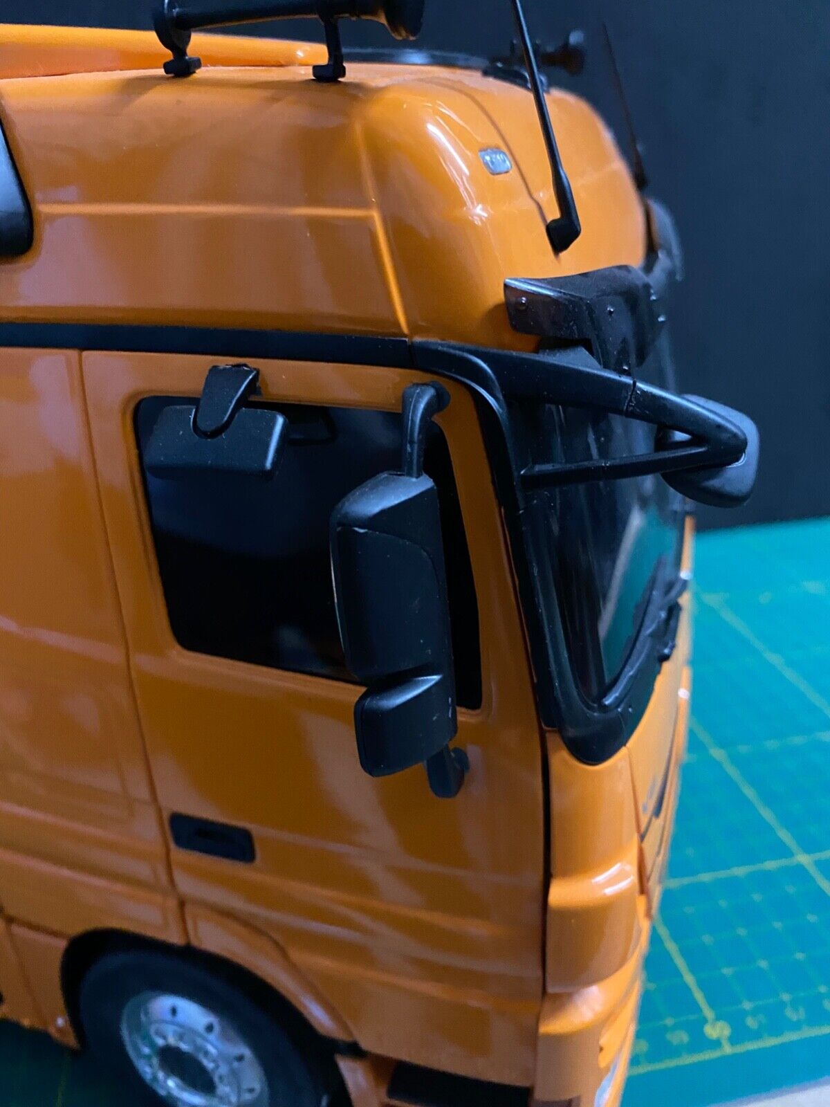 Mercedes Benz Actros Sondermodell IAA Pure Orange Limited 1 von 100 Eligor 1:18