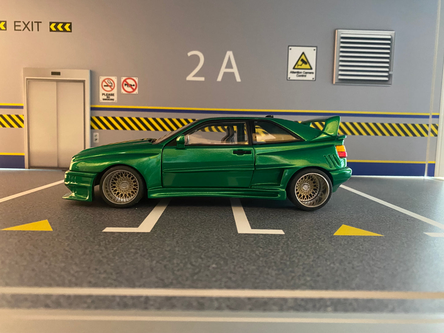 VW Corrado VR6 Rieger Breitbau mit Alufelgen "Candy Green" Tuning Umbau 1:18