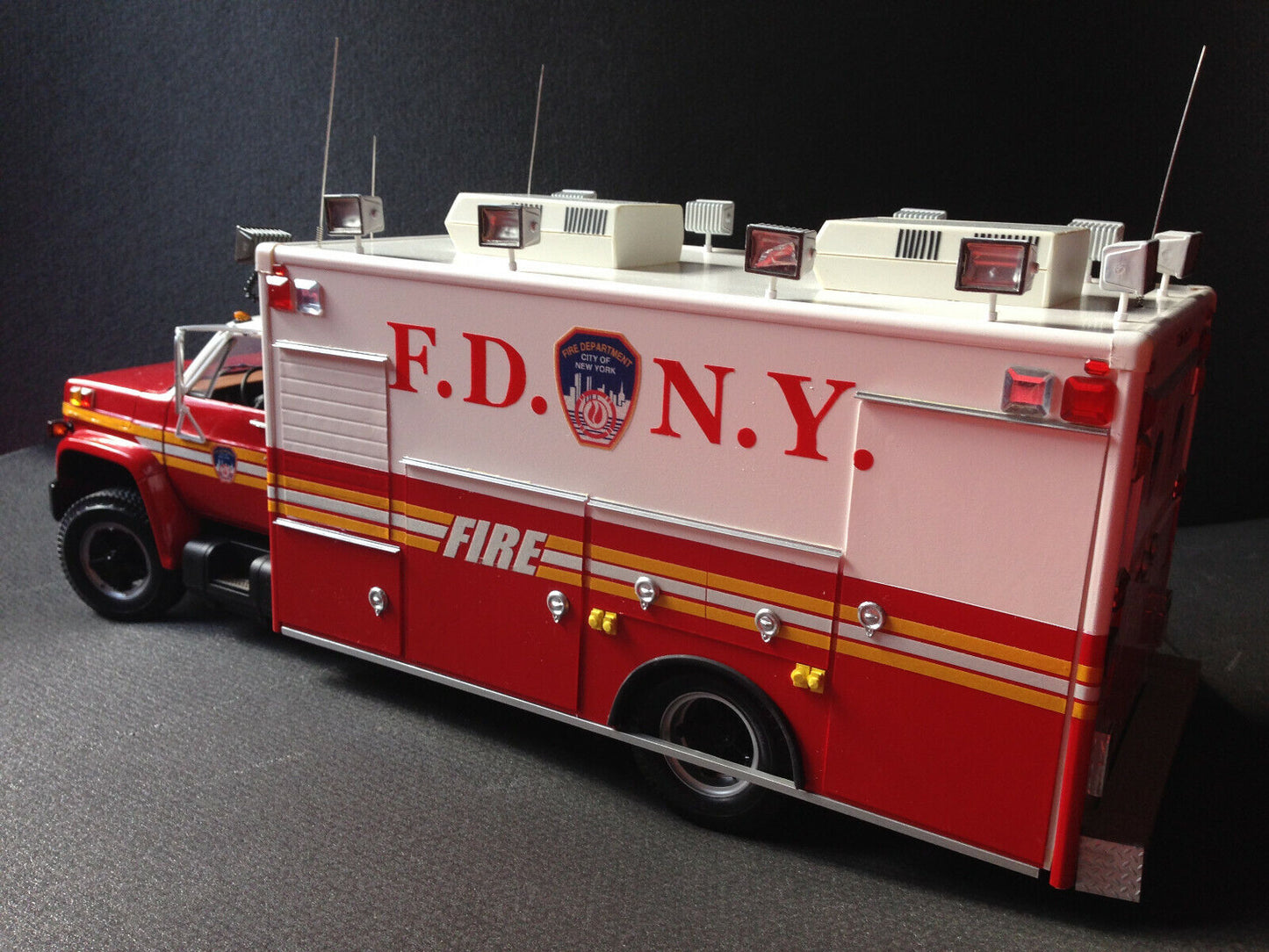 Chevrolet C-65 Ambulance HAZMAT FDNY Fire Truck Feuerwehr 1:16 plus 1:18 Figur