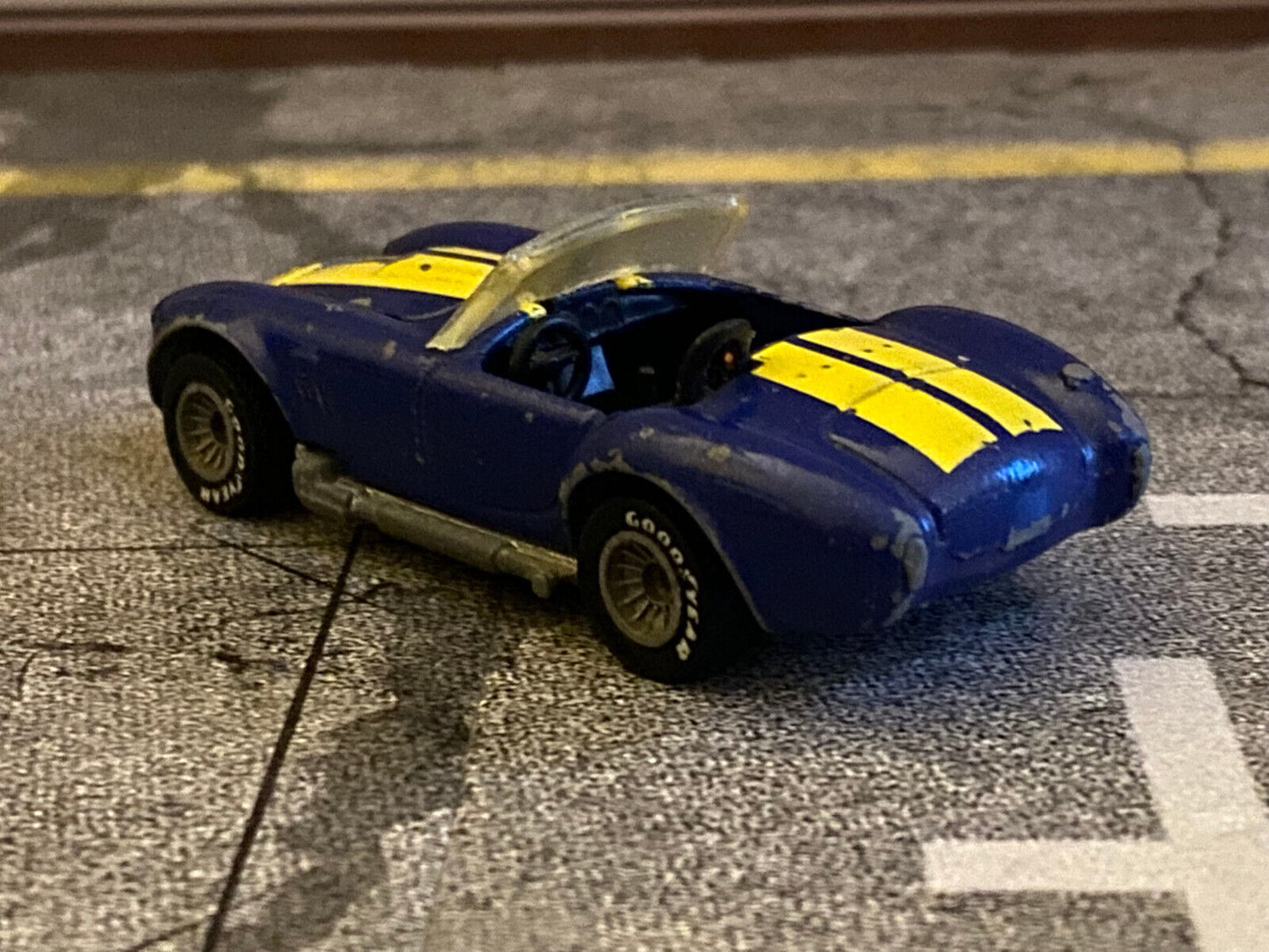 Aurimat Mexico Classic Cobra Real Riders blue/yellow stripes . Hot Wheels 1:64