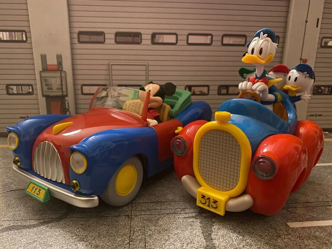 Donald Duck 313 Auto mit Figuren Donald, Tick Trick und Track Disney Neu 1:18