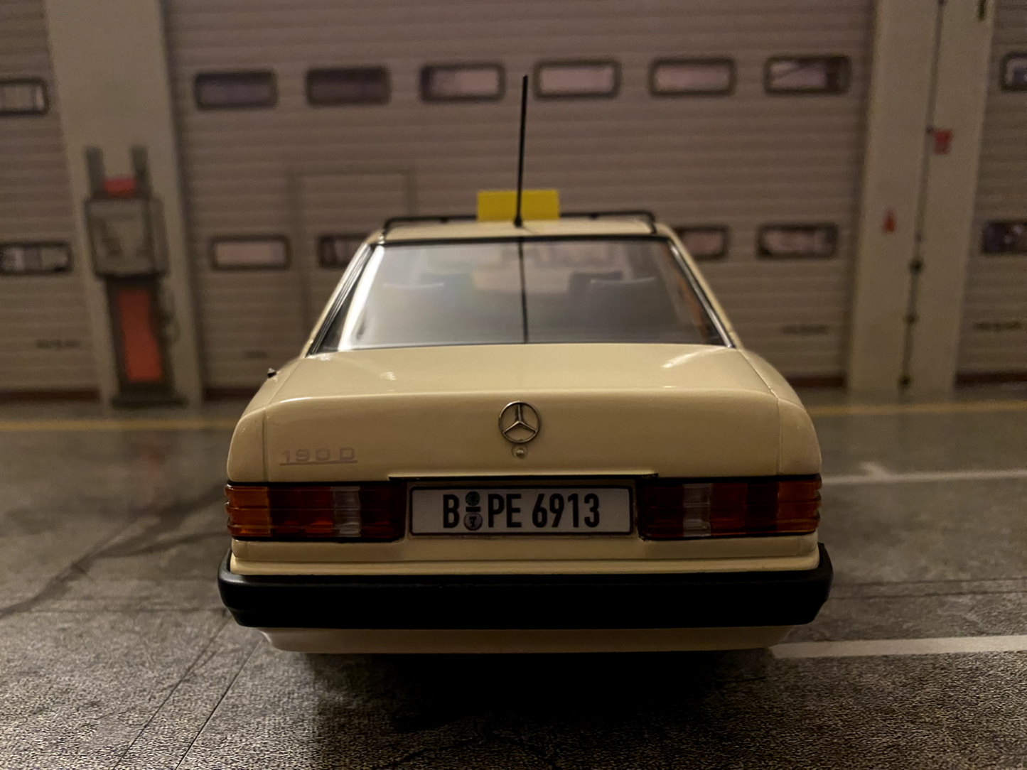 Mercedes Benz 190E Klasse W107 Taxi mit Berliner Kennzeichen (geprägt) 1:18