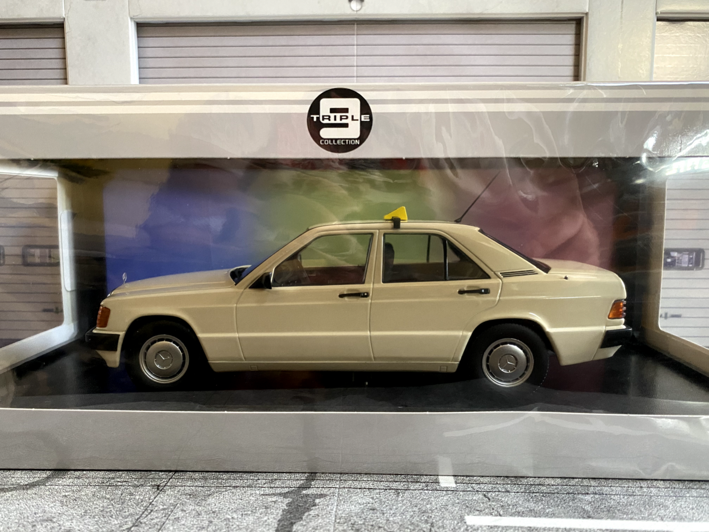 Mercedes Benz 190E Klasse W107 Taxi mit Berliner Kennzeichen (geprägt) 1:18