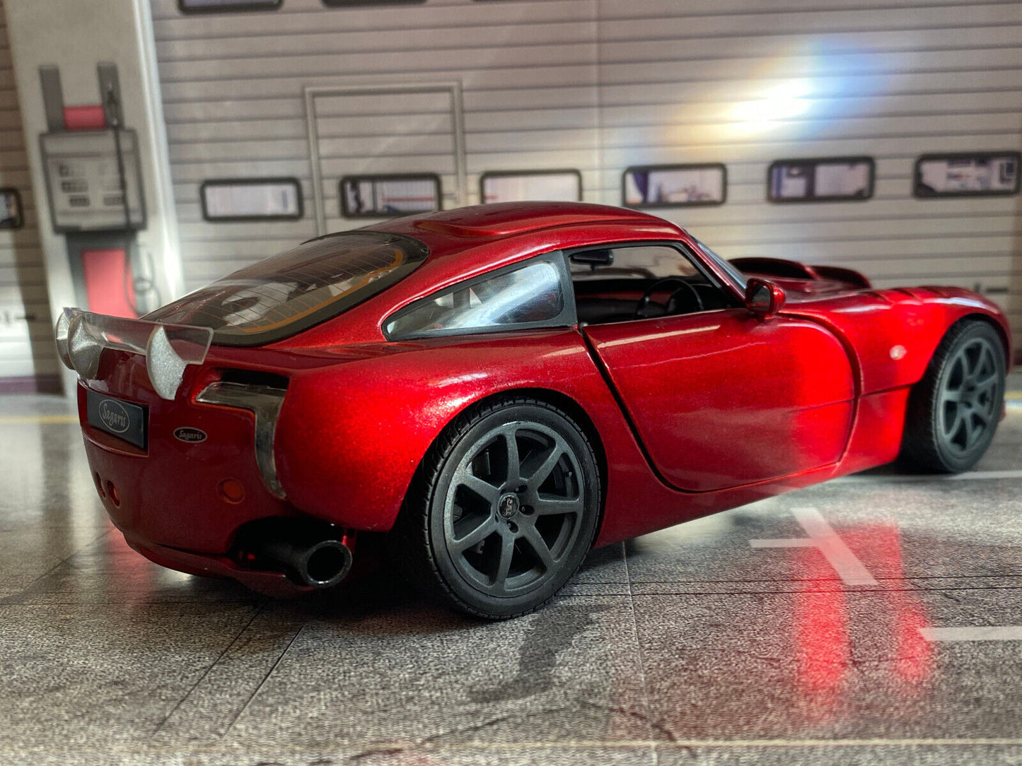 TVR Sagaris Rot Metallic Umbau auf Felgen Anthrazit + Auspuff Schwarz Matt 1:18