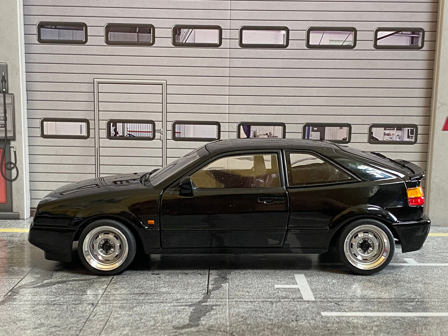 VW Corrado VR6 schwarz mit Stahlfelgen Räder dreh- u.lenkbar Tuning Diorama 1:18