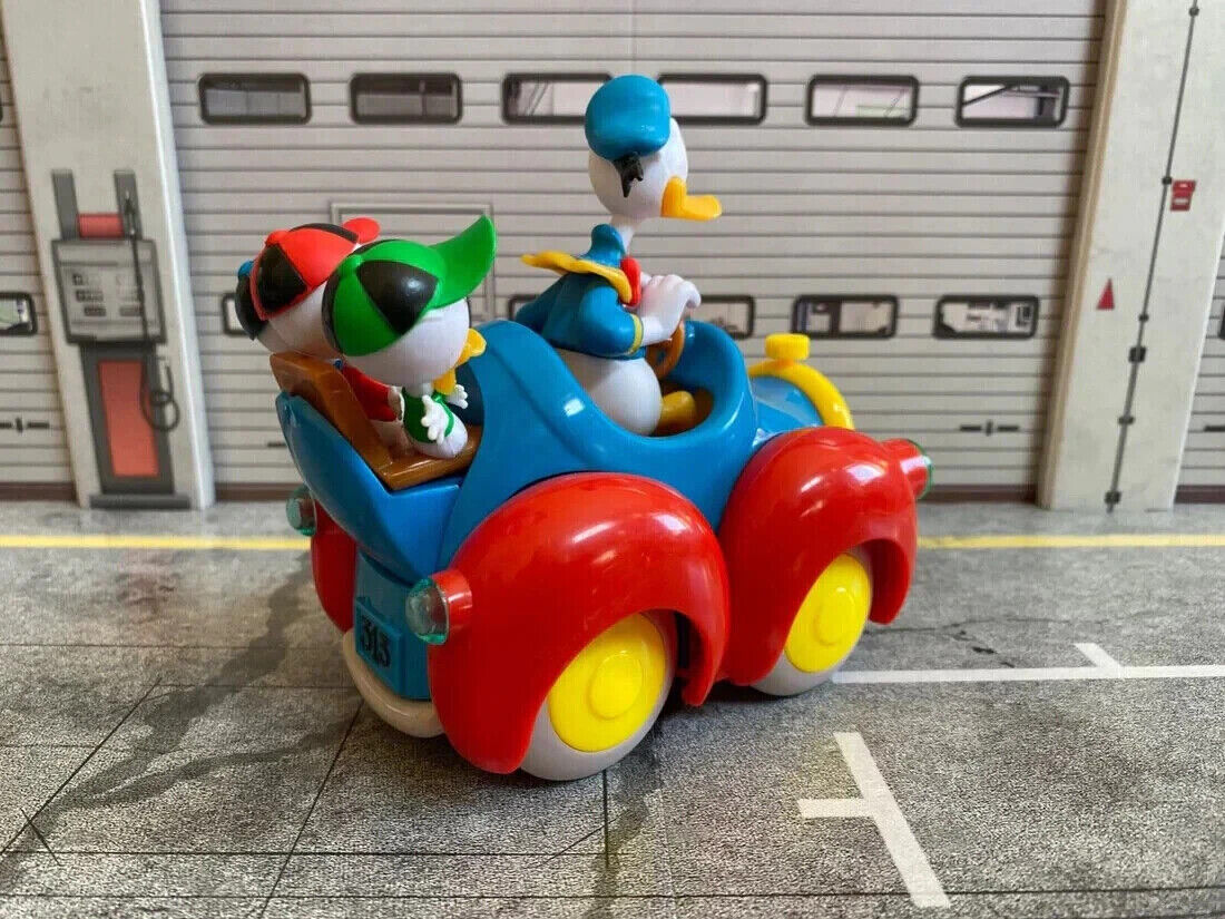 Donald Duck 313 Auto mit Figuren Donald, Tick Trick und Track Neu 1:18