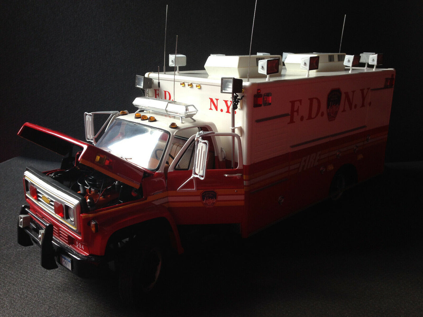 Chevrolet C-65 Ambulance HAZMAT FDNY Fire Truck Feuerwehr 1:16 plus 1:18 Figur