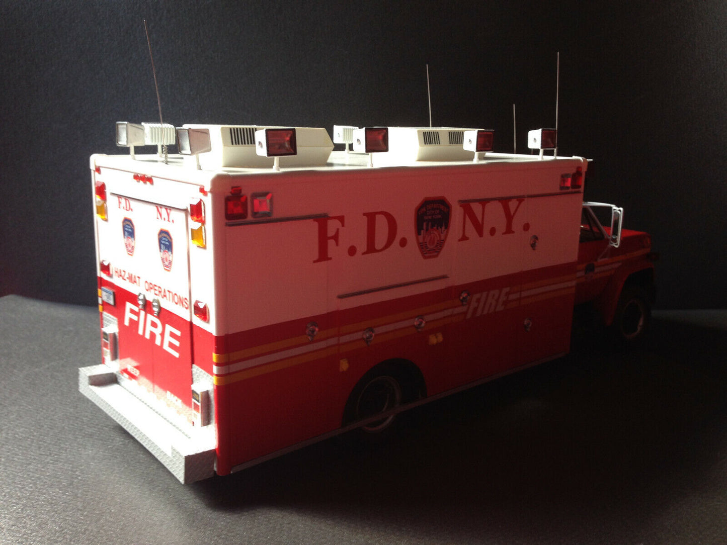 Chevrolet C-65 Ambulance HAZMAT FDNY Fire Truck Feuerwehr 1:16 plus 1:18 Figur