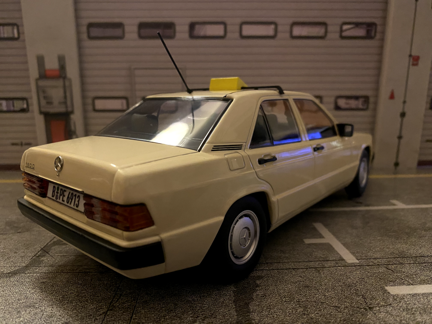 Mercedes Benz 190E Klasse W107 Taxi mit Berliner Kennzeichen (geprägt) 1:18