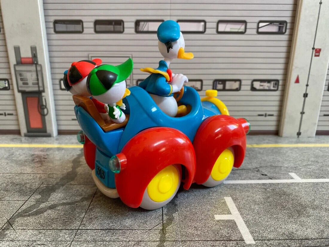 Donald Duck 313 Auto mit Figuren Donald, Tick Trick und Track Disney Neu 1:18