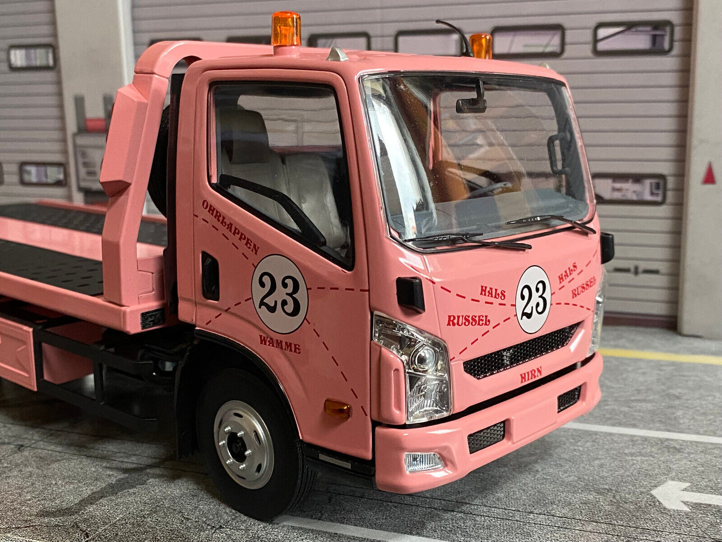 IVECO Navevo Towtruck Pink Pig Abschlepp Lkw DieCast Neu in OVP new in box 1:18