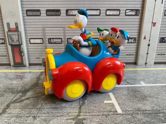 Donald Duck 313 Auto mit Figuren Donald, Tick Trick und Track Disney Neu 1:18