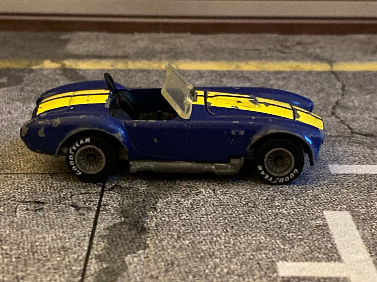 Aurimat Mexico Classic Cobra Real Riders blue/yellow stripes . Hot Wheels 1:64