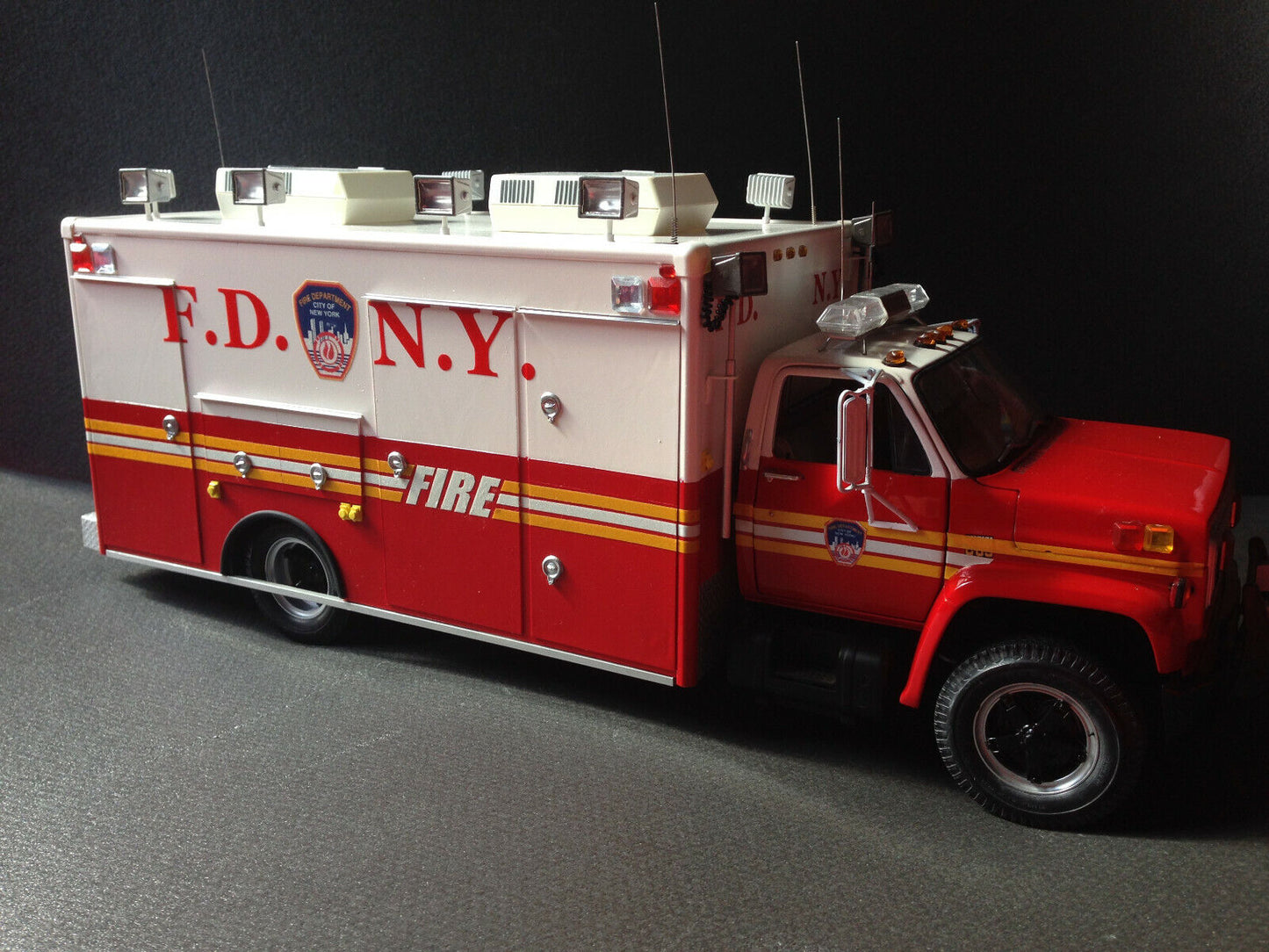 Chevrolet C-65 Ambulance HAZMAT FDNY Fire Truck Feuerwehr 1:16 plus 1:18 Figur