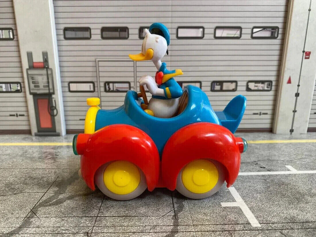 Donald Duck 313 Auto mit Figuren Donald, Tick Trick und Track Neu 1:18