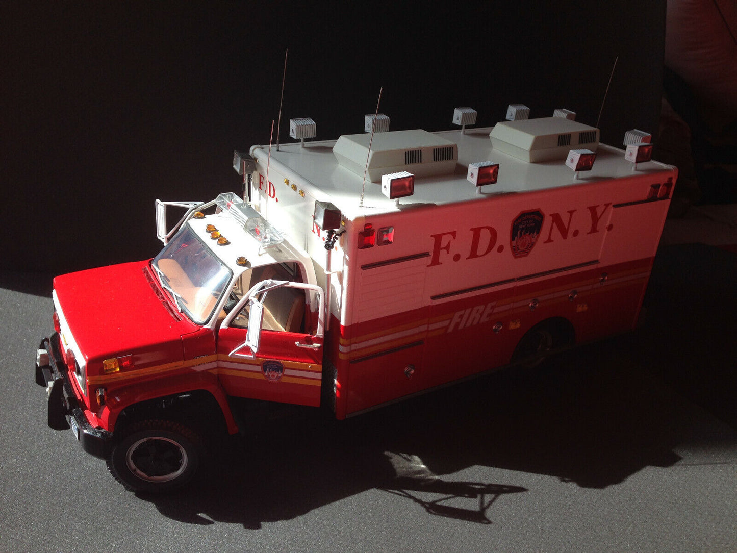 Chevrolet C-65 Ambulance HAZMAT FDNY Fire Truck Feuerwehr 1:16 plus 1:18 Figur