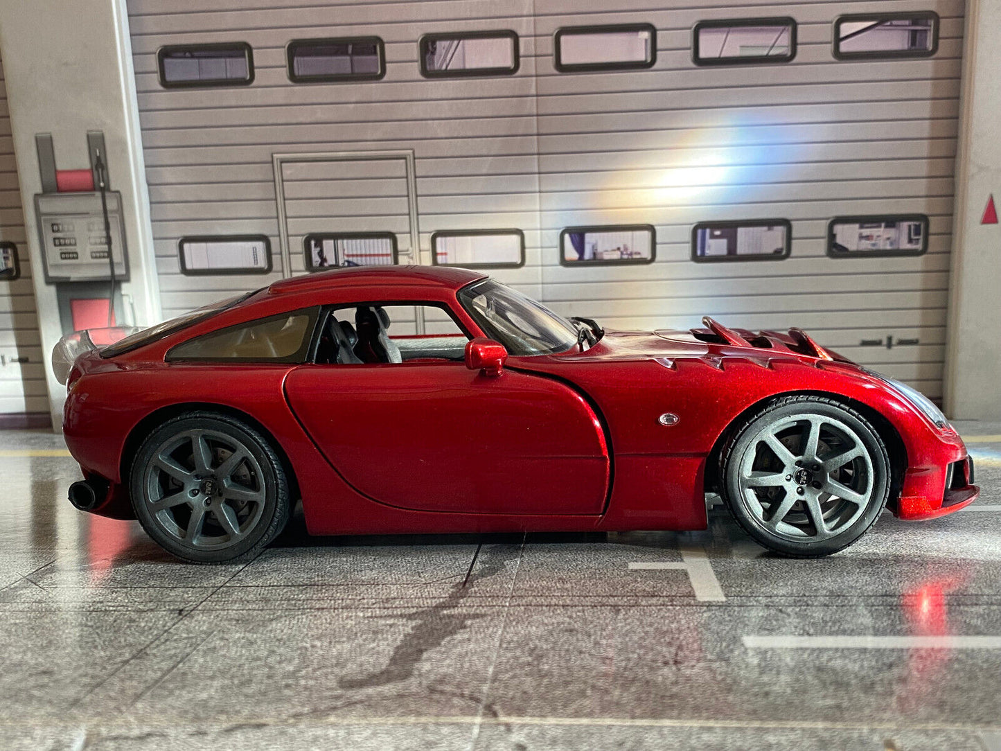 TVR Sagaris Rot Metallic Umbau auf Felgen Anthrazit + Auspuff Schwarz Matt 1:18