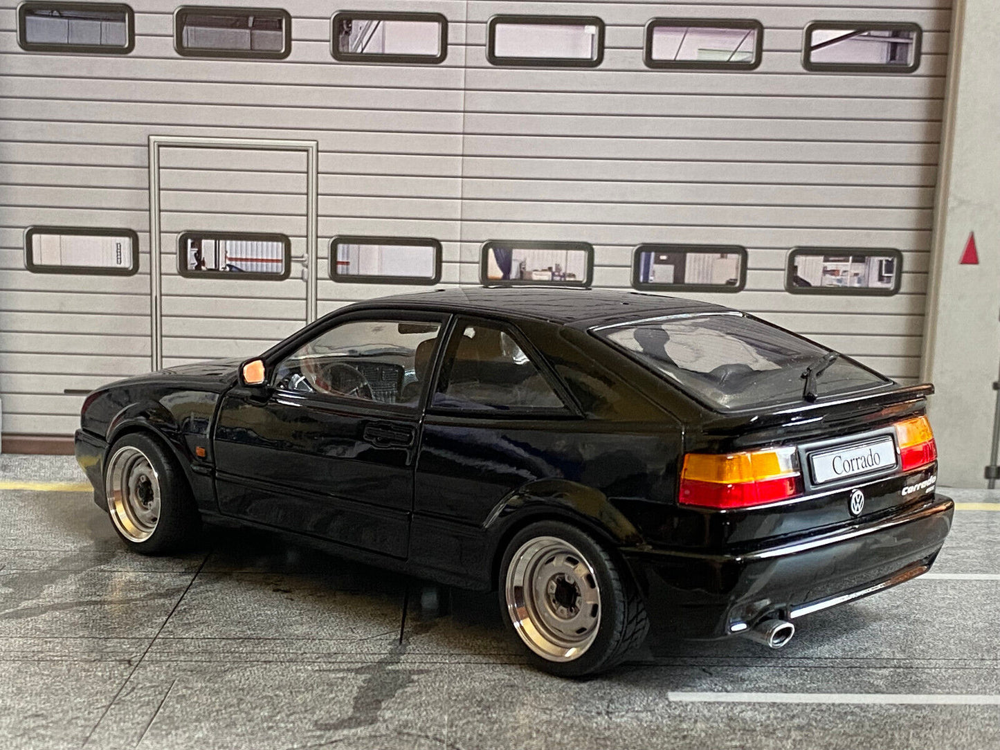 VW Corrado VR6 schwarz mit Stahlfelgen Räder dreh- u.lenkbar Tuning Diorama 1:18