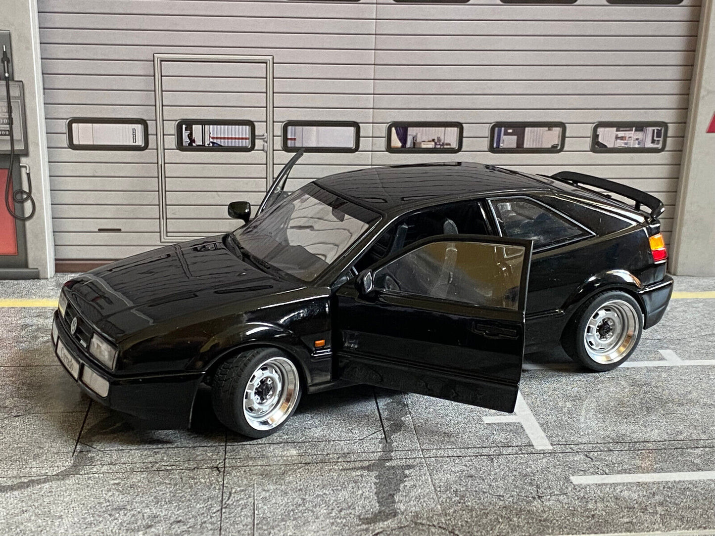 VW Corrado VR6 schwarz mit Stahlfelgen Räder dreh- u.lenkbar Tuning Diorama 1:18