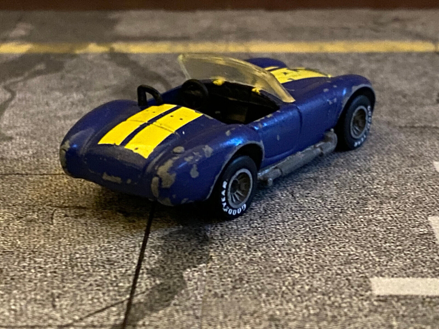 Aurimat Mexico Classic Cobra Real Riders blue/yellow stripes . Hot Wheels 1:64